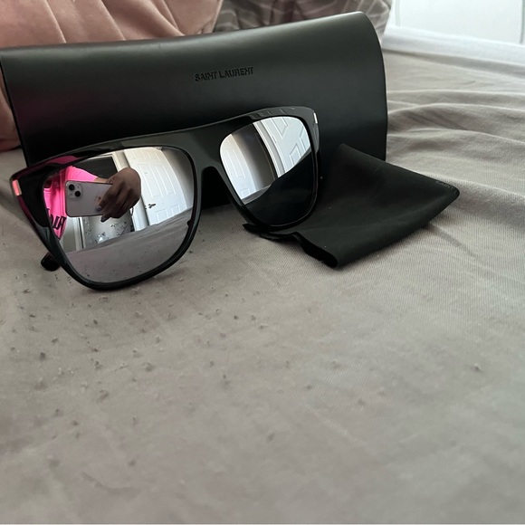 SAINT LAURENT
Saint Laurent SL1T 005 Flat Top Sunglasses - Picture 2 of 9